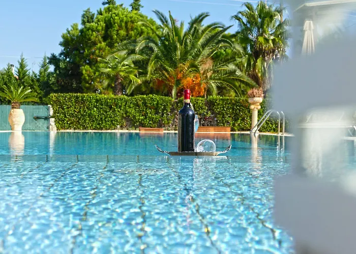 Dukes Poolside * Parálion Ástros