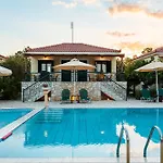 Dukes Poolside Apartman