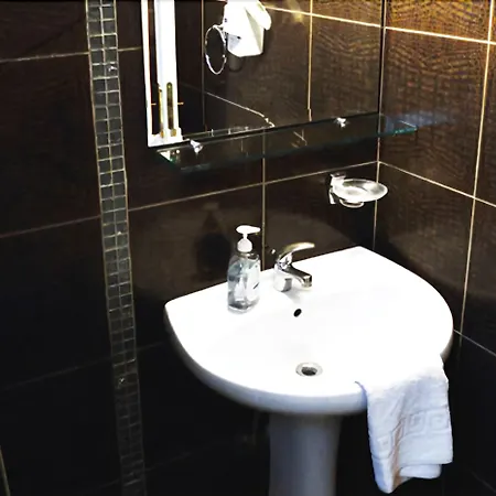 Апартаменты Dukes Poolside *