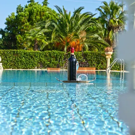 Dukes Poolside * Parálion Ástros