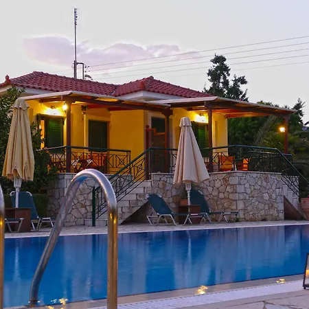 Апартаменты Dukes Poolside *