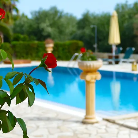 Апартаменты Dukes Poolside *