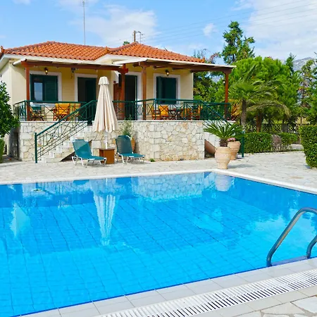 Апартаменты Dukes Poolside