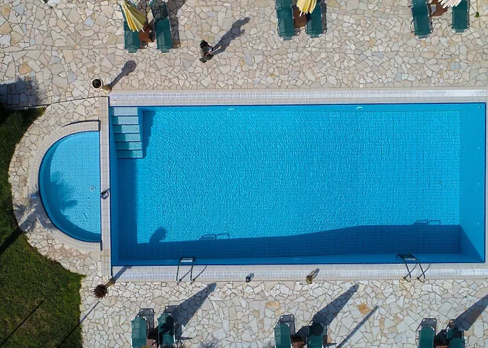 Dukes Poolside * Parálion Ástros